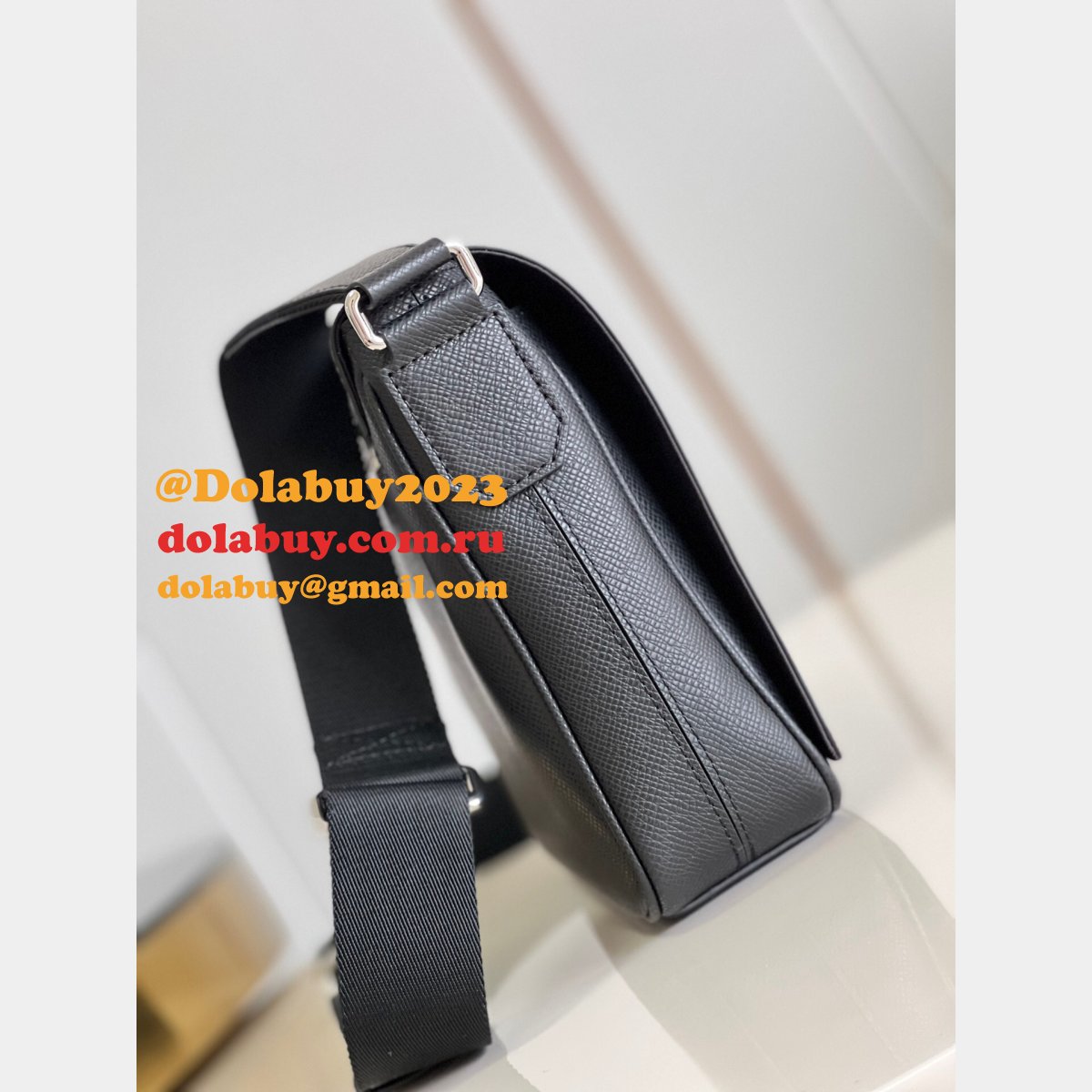Louis Vuitton 1:1 Replica Designer M30850 District Taiga Leather Men Bags