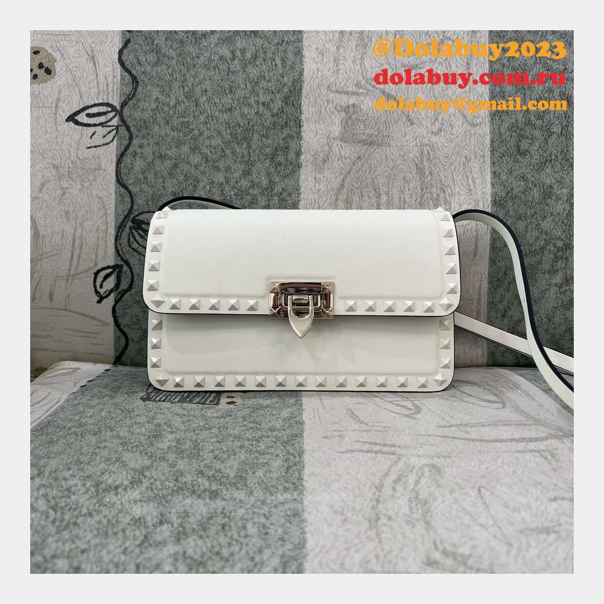 Luxury Valentino Garavani Rockstud Calf Large Bag