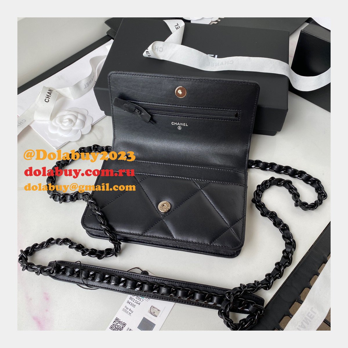 Best Quality Replica New WOC AP0957 19 Wallet Chain Glossy Calfskin Bag