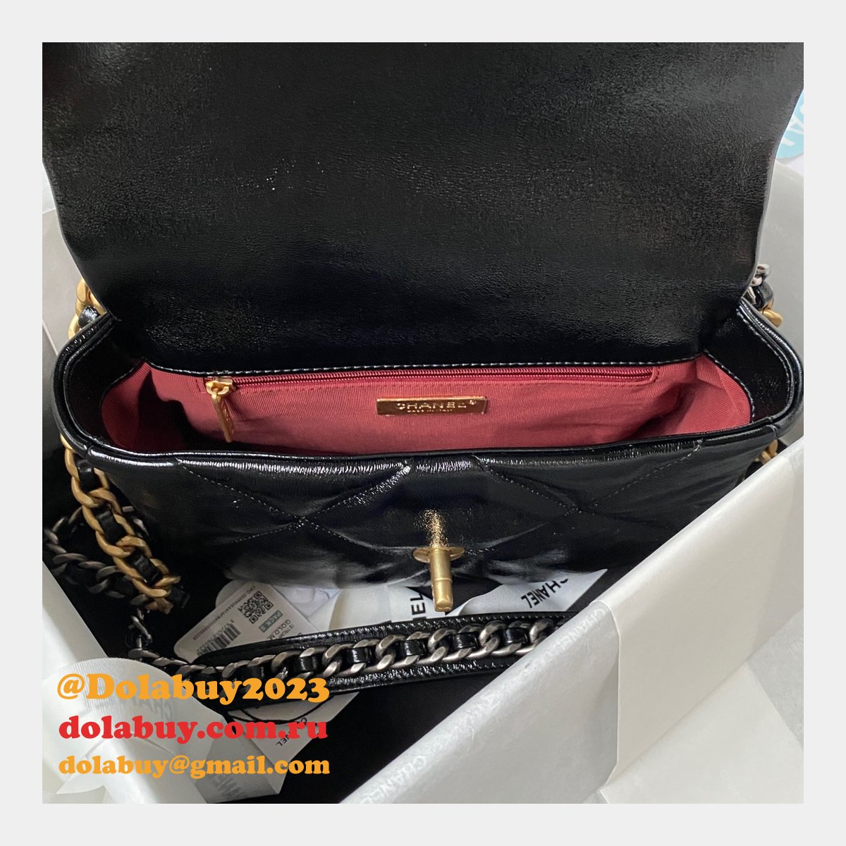 Luxury Flap Shiny Lambskin 19 AS1160 Replica Handbag 26CM