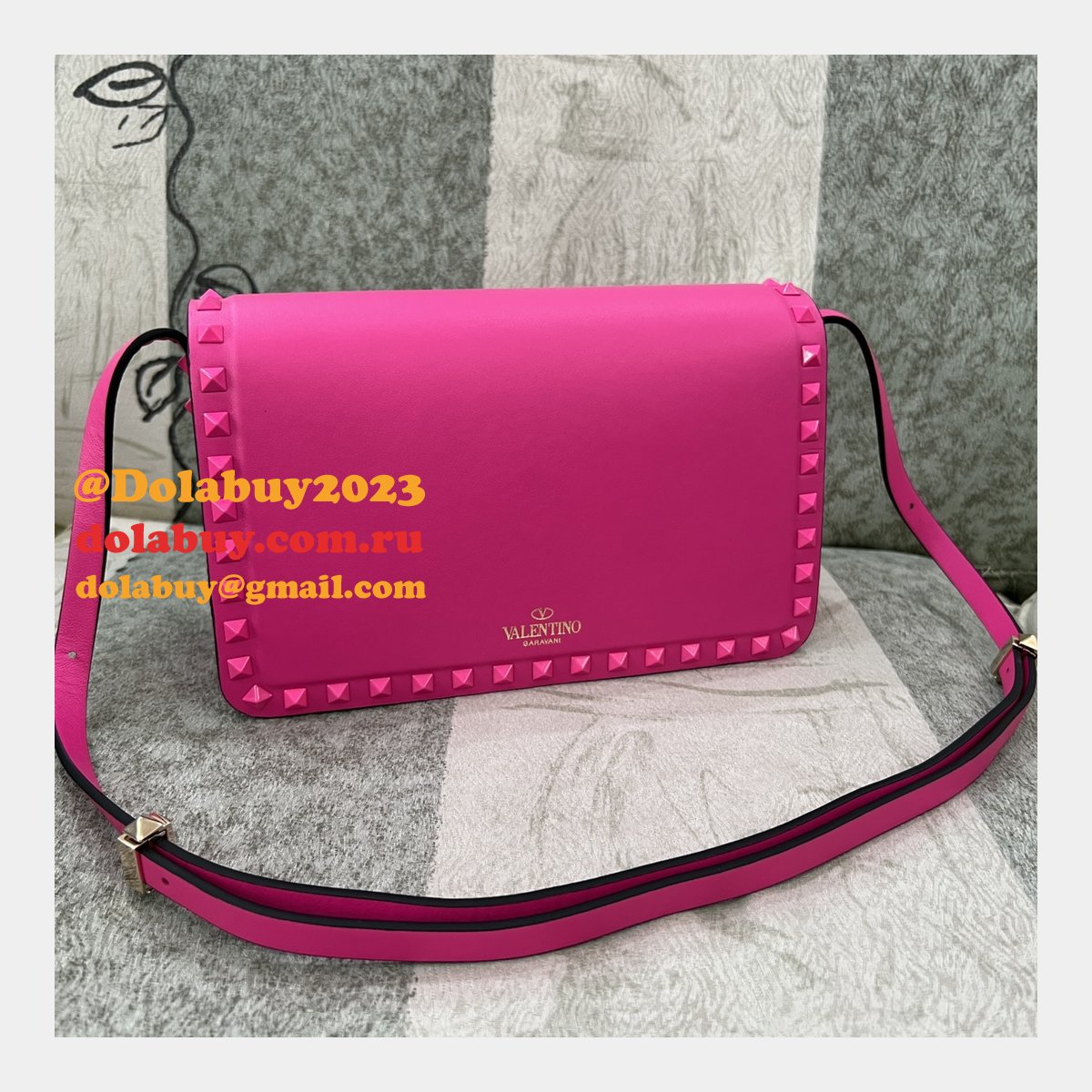 Luxury Valentino Garavani Rockstud Calf Large Bag