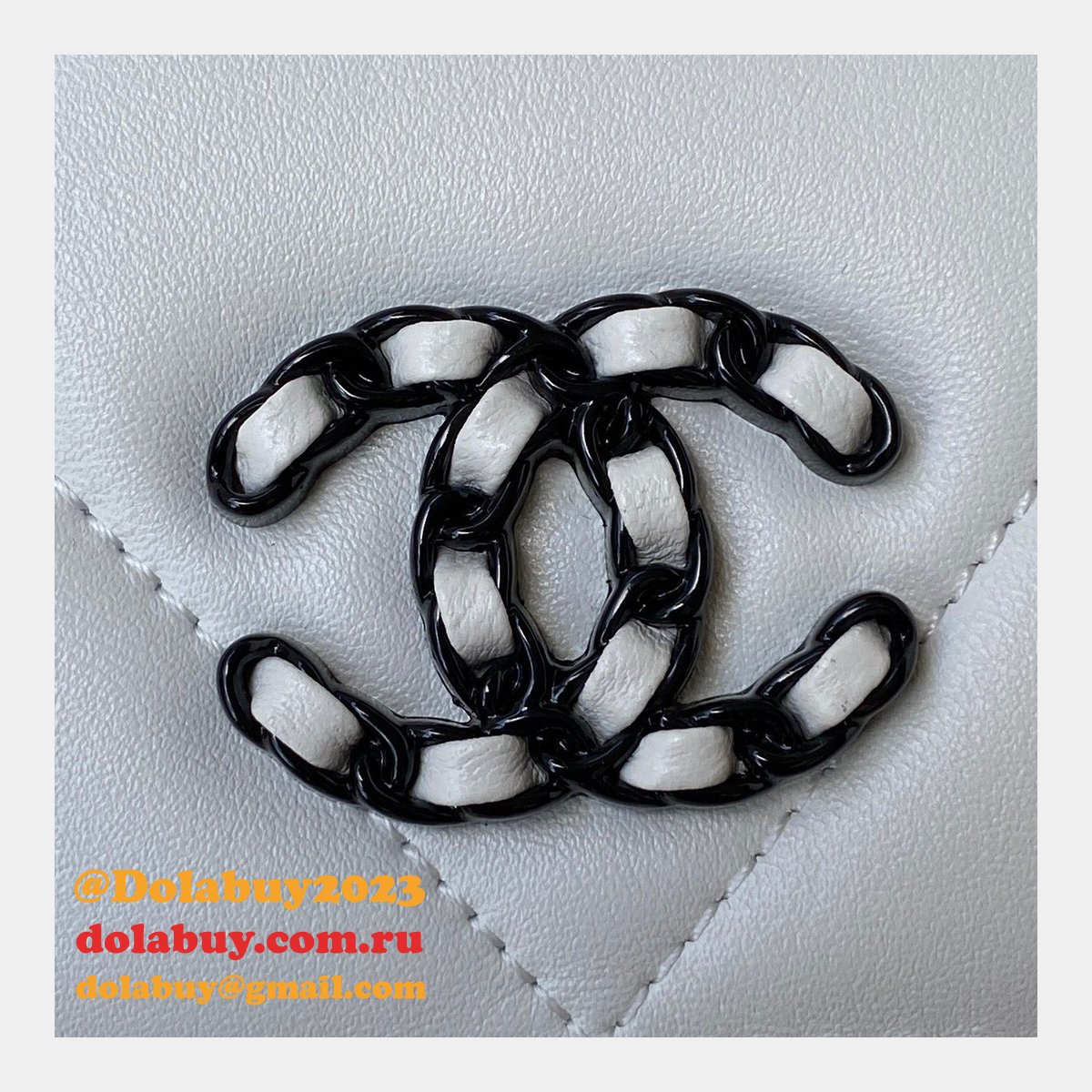 Best Quality Replica New WOC AP0957 19 Wallet Chain Glossy Calfskin Bag