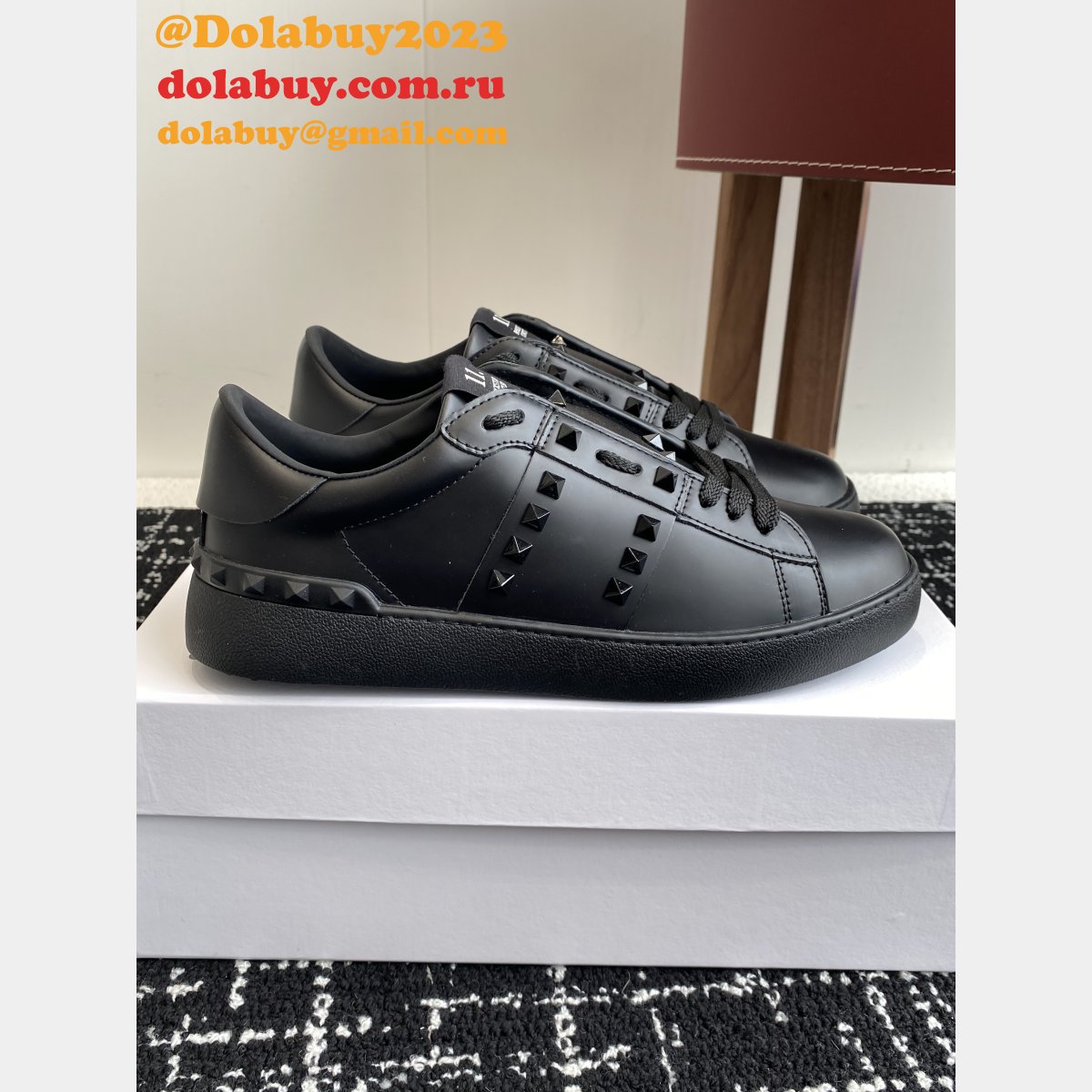 ROCKSTUD UNTITLED SNEAKER IN CALFSKIN LEATHER