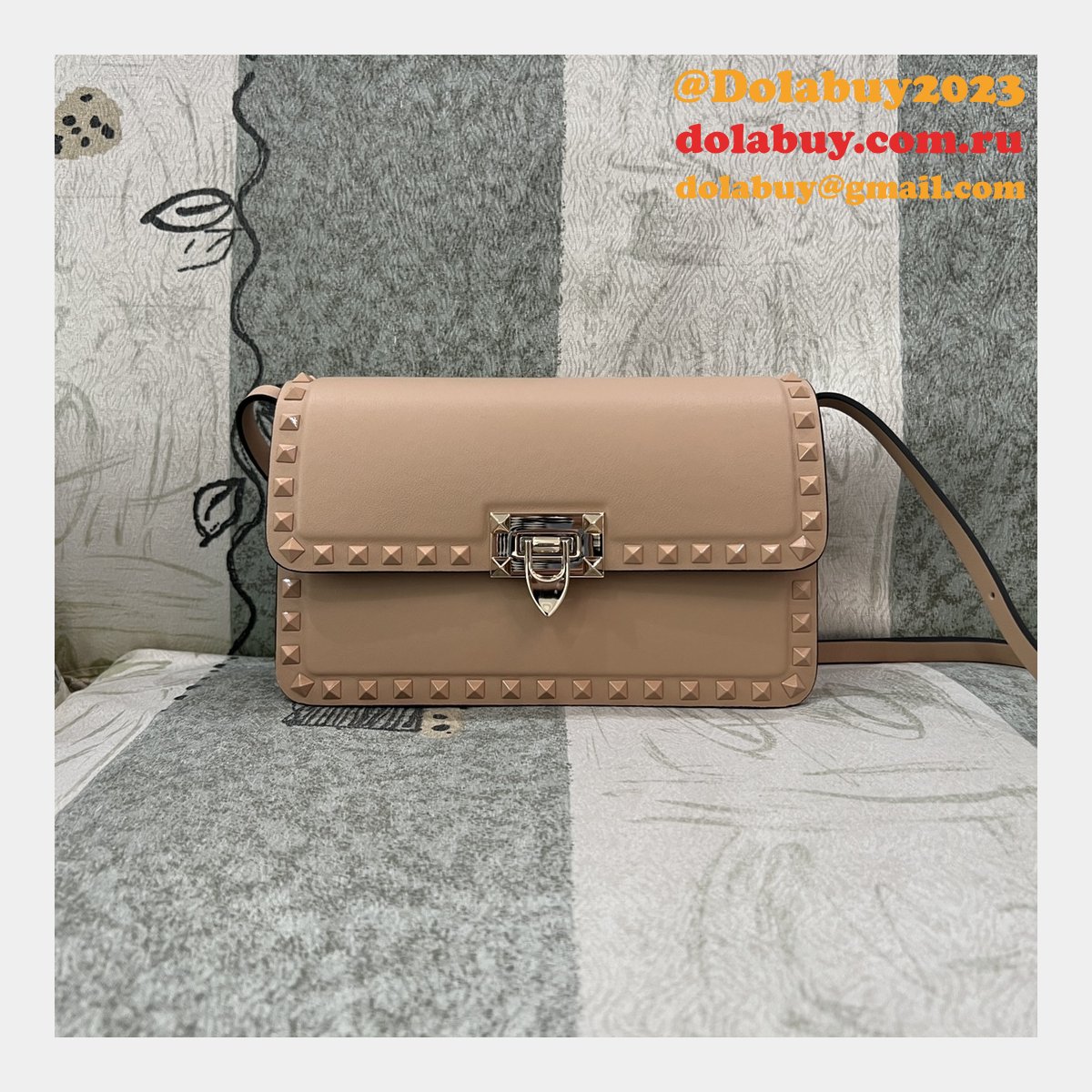 Luxury Valentino Garavani Rockstud Calf Large Bag