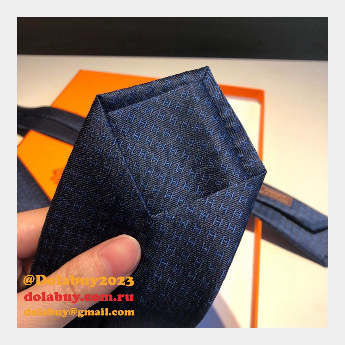 Hermes Faconnee H tie in hand-sewn silk